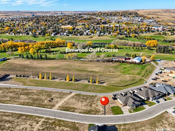 172 & 176 Cypress Pt, Swift Current, SK S9H 5S8