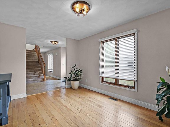 5th image of 270 Courtland Dr