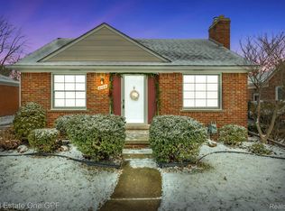2104 Stanhope St, Grosse Pointe Woods, MI 48236