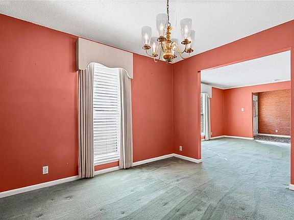 5th image of 3654 Claridge Rd S