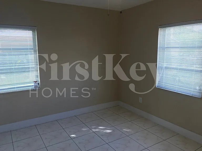 17470 NE 19th Ave — Photo 14