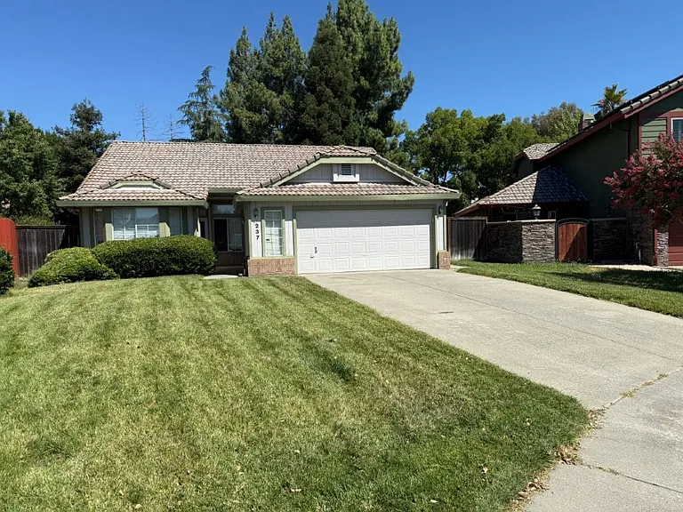 237 Sunridge Way — Photo 3