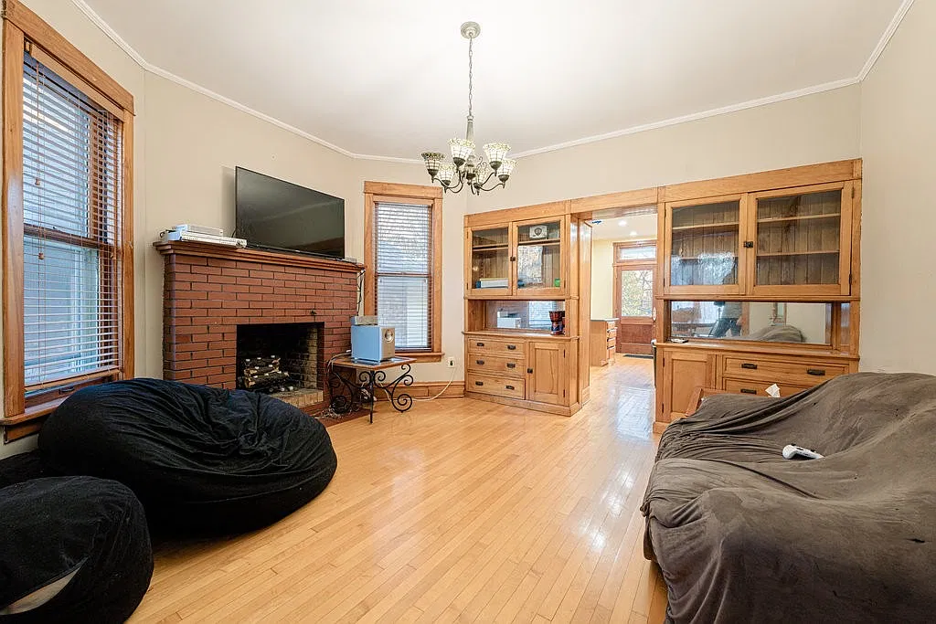 3 bed, 1300 sqft, $2,100 — Photo 3