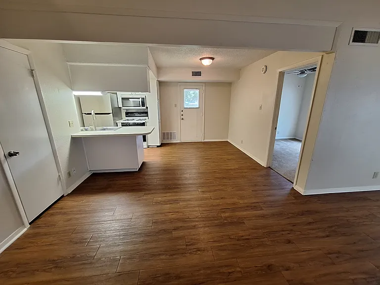 8207 Hood Cir #B — Photo 3