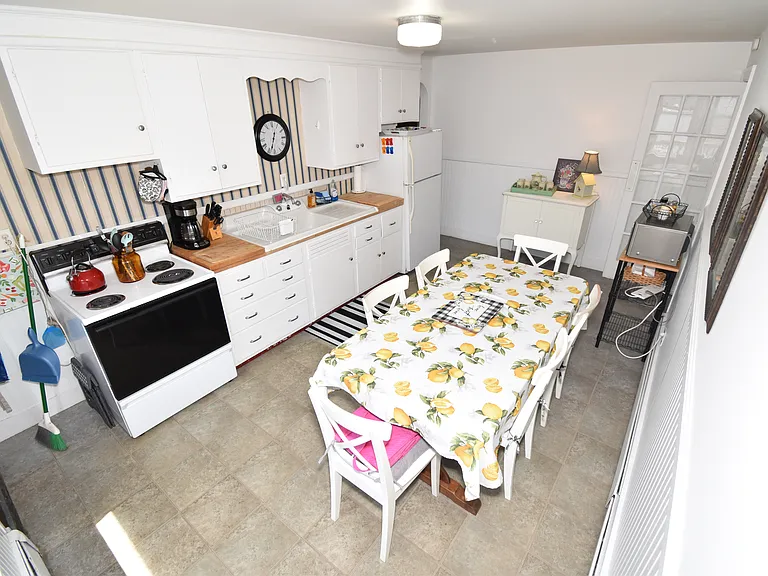 41 Caswell St — Photo 13