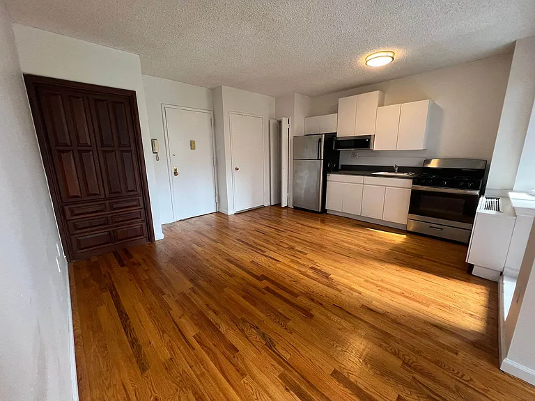 343 W 51st St #2A — Photo 6