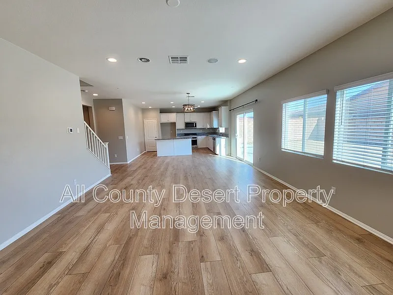 3 bed, 2.5 bath, 2000 sqft, $2,800 — Photo 3