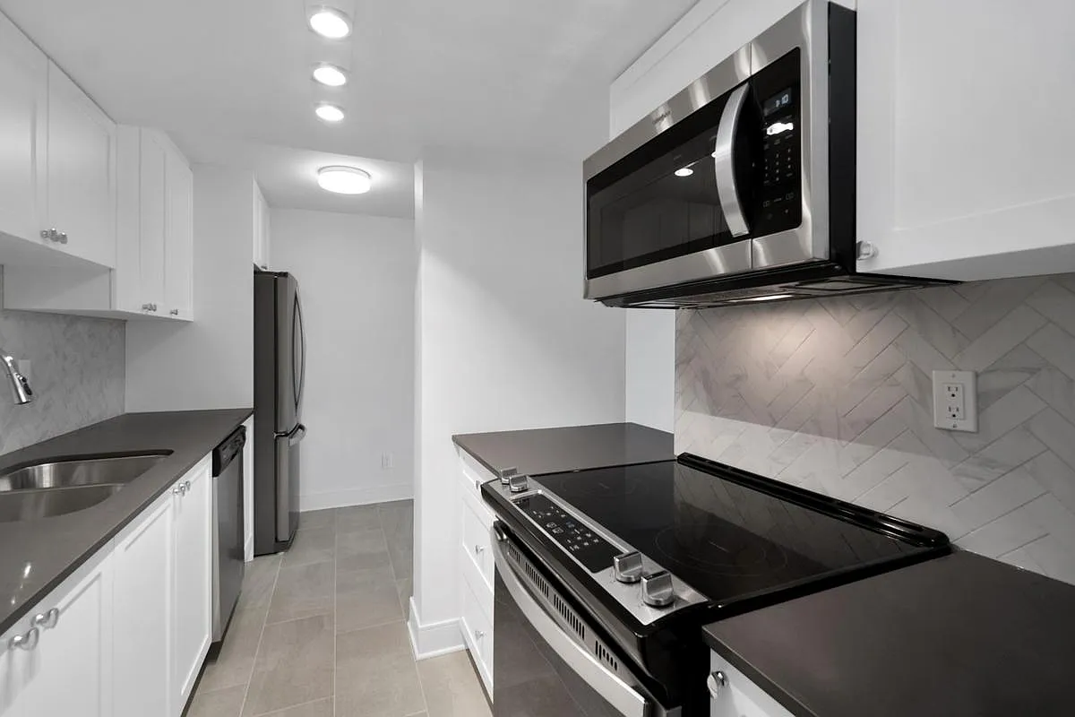 1100 Harwood condos — Photo 1