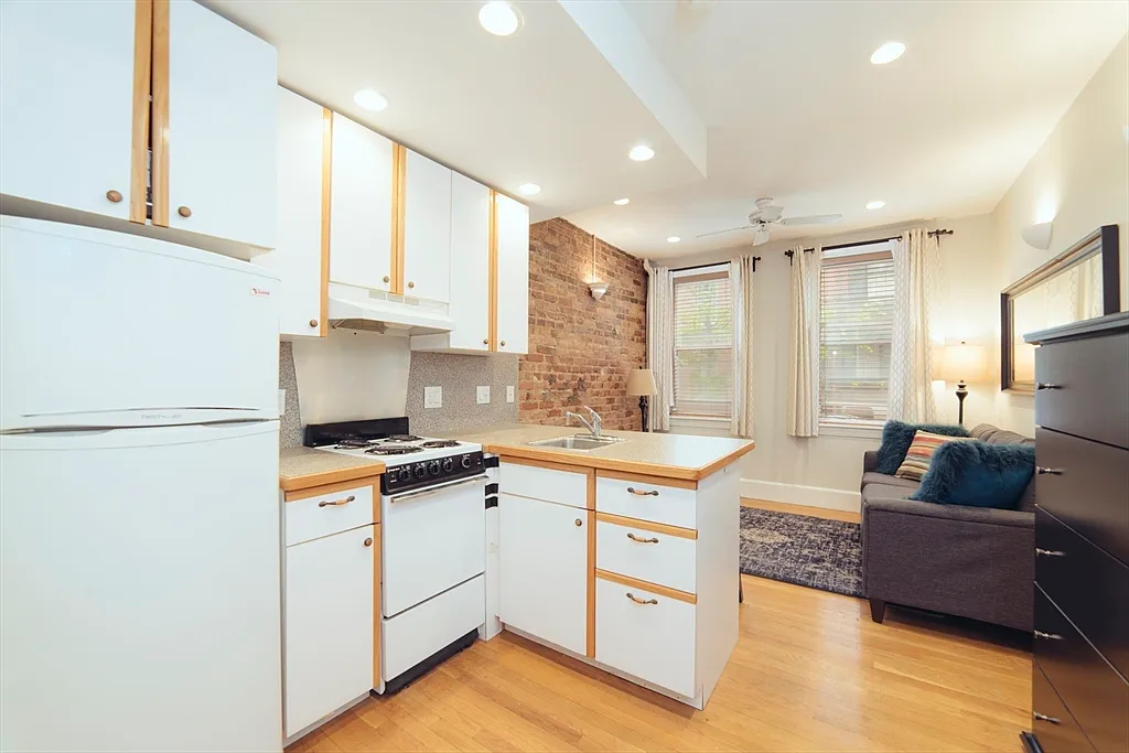 1 bed, 320 sqft, $2,600 — Photo 1