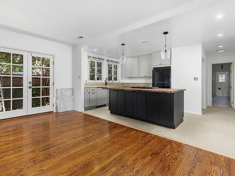 720 N Harper Ave — Photo 3