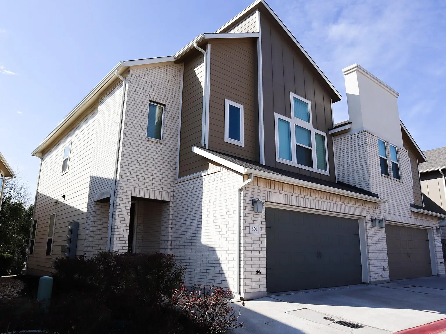 3 bed, 2.5 bath, 1834 sqft, $2,600 — Photo 2