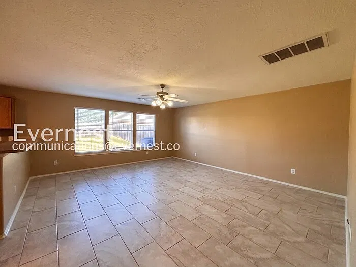 3 bed, 2.5 bath, 2139 sqft, $2,095 — Photo 3