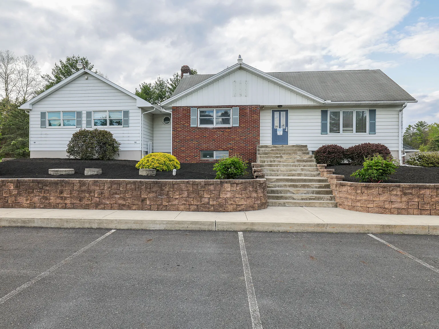 4 bed, 3500 sqft, $2,500 — Photo 1