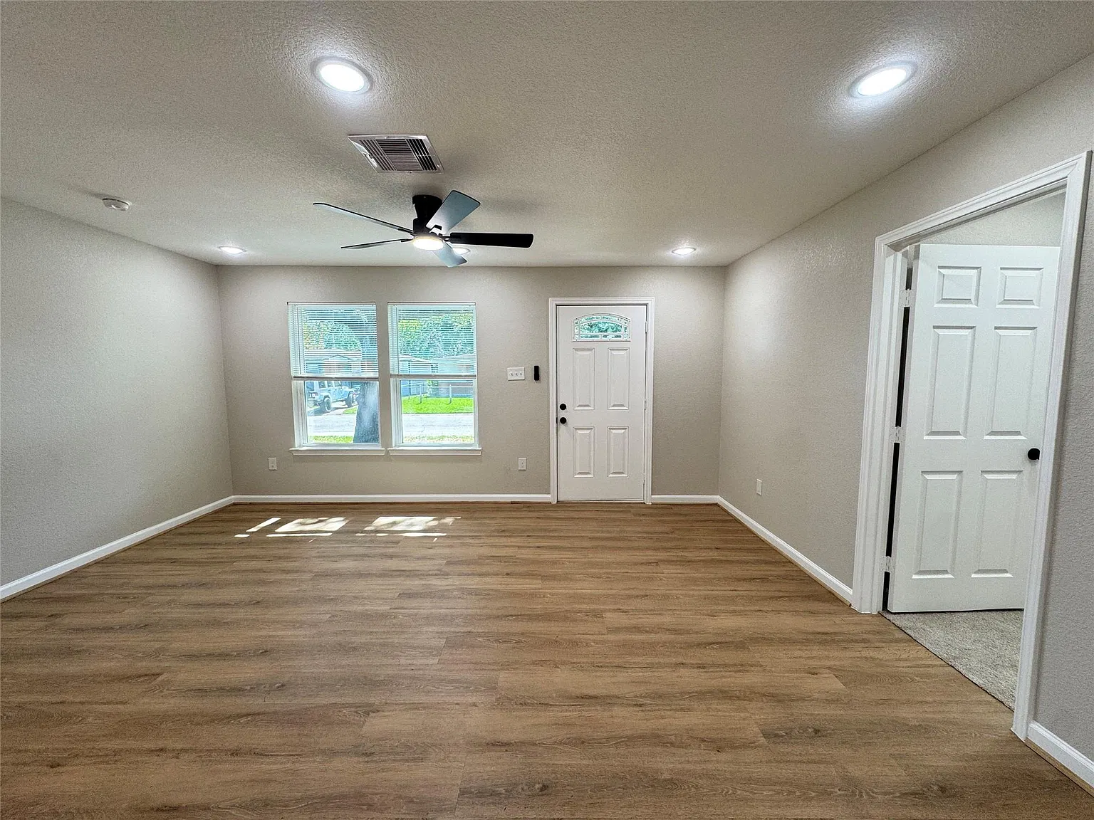 3 bed, 2.0 bath, 1057 sqft, $1,750 — Photo 4