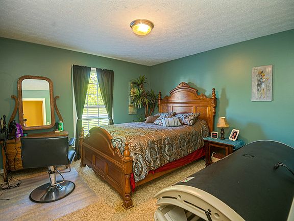 4th image of 200 S Wood Ln