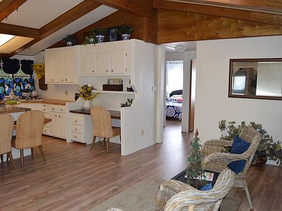 3rd image of 107 W Coombs Dr