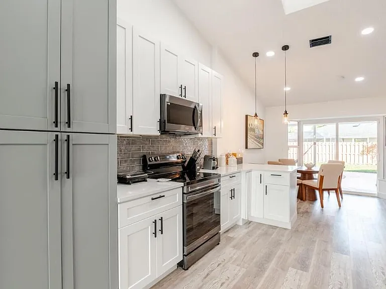 1860 Primrose Ln — Photo 15
