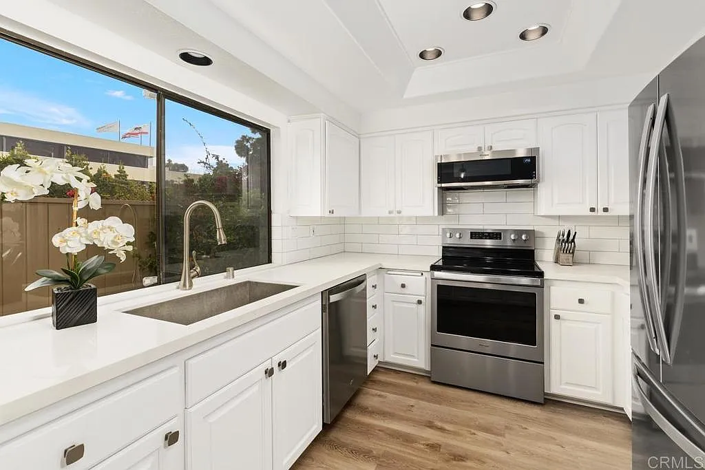 2 bed, 2.5 bath, 1382 sqft, $5,750 — Photo 3