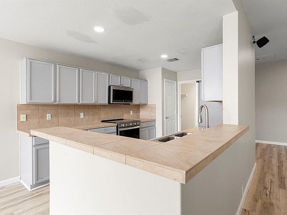 4th image of 292 Spruce Dr