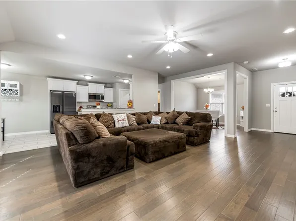 2746 Western Cedar Ct, Siloam Springs, AR 72761