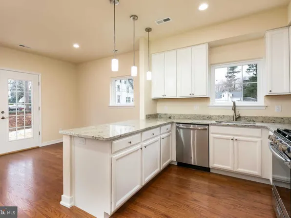 525 Delaware Ave, Delanco, NJ 08075