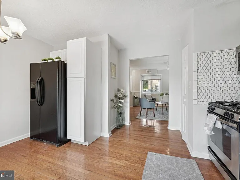 2325 Chester St SE — Photo 5