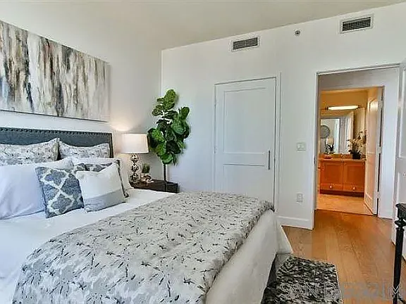 700 W East St #2702 — Photo 12