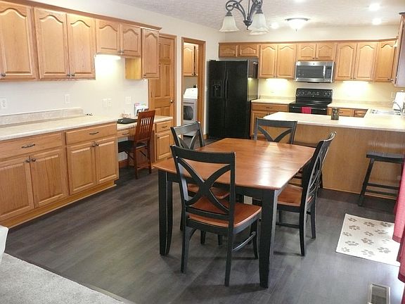 3rd image of 2421 Meadowpoint Dr