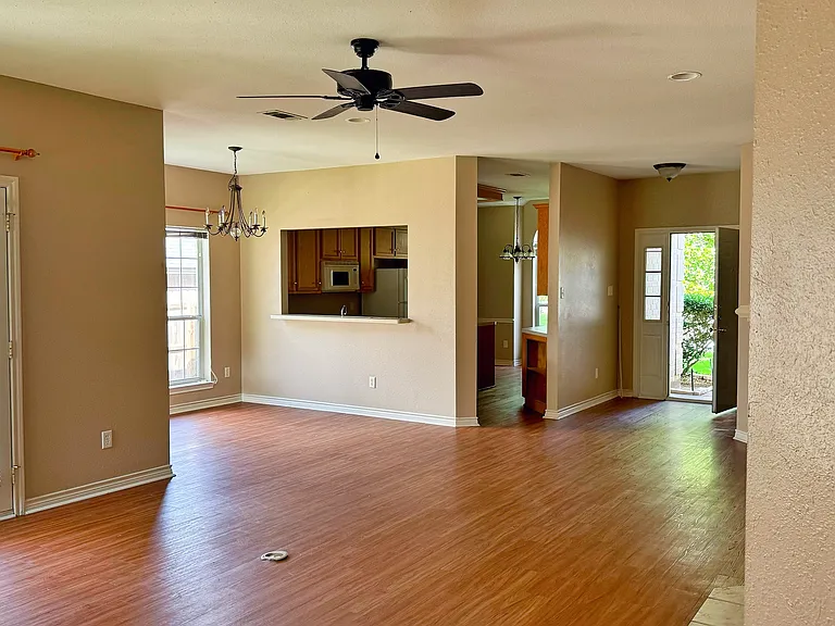 243 Stuttgart Cir — Photo 3