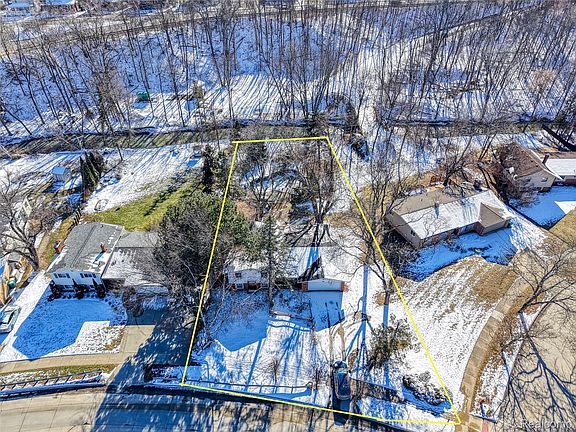 2nd image of 24095 Farmington Rd