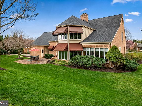 3rd image of 901 Breckinridge Ln