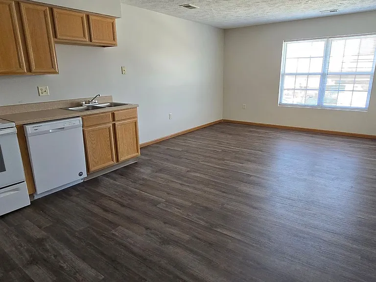 South Ridge Apartments — Photo 16