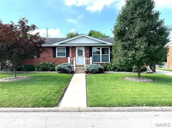 22 Lakeview Dr, Granite City, IL 62040