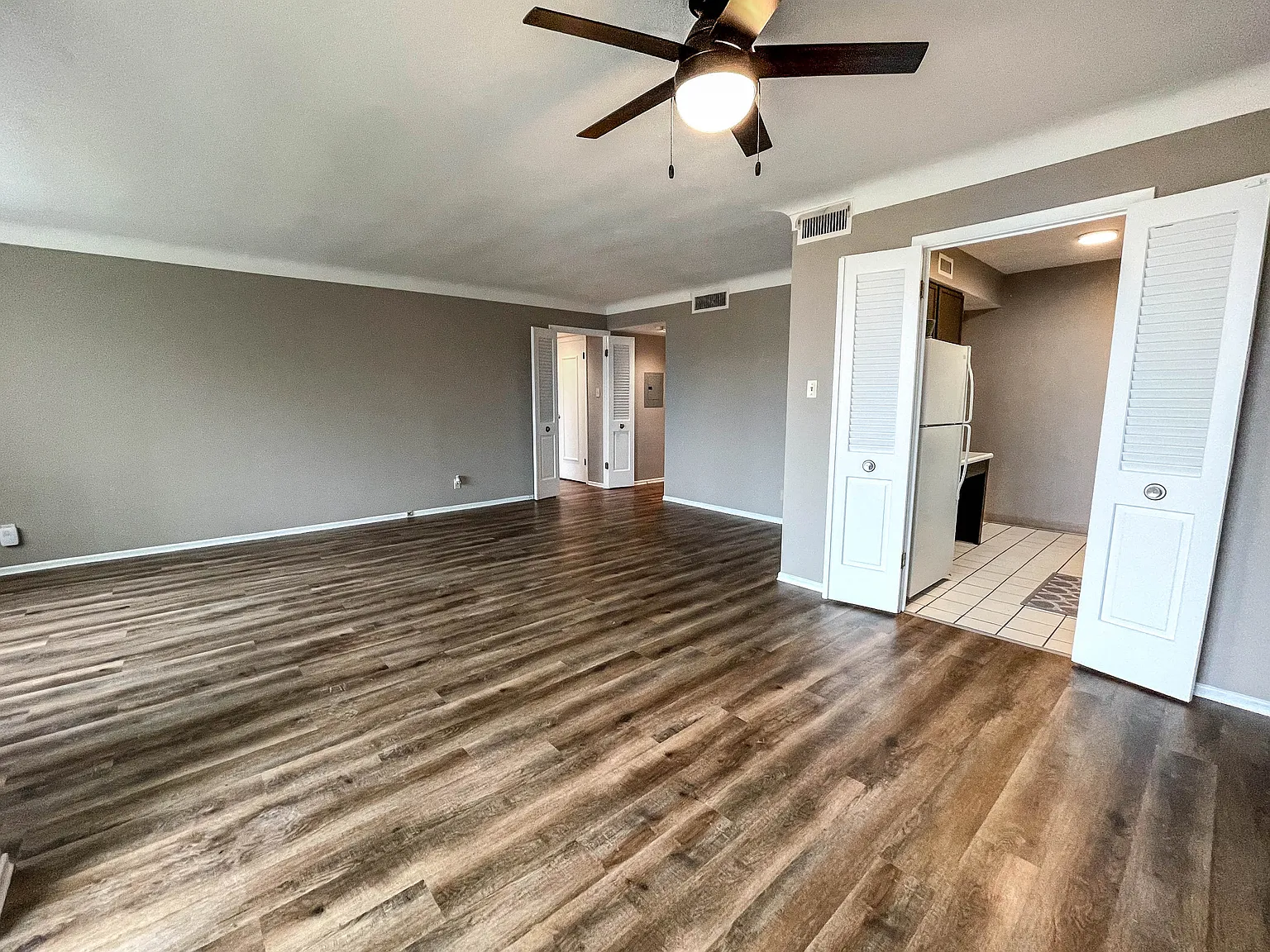 Fontainebleau Apartments — Photo 4