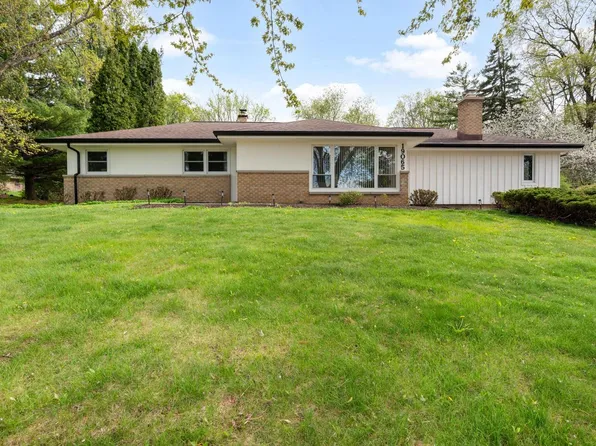 19065 North Hills DRIVE, Brookfield, WI 53045