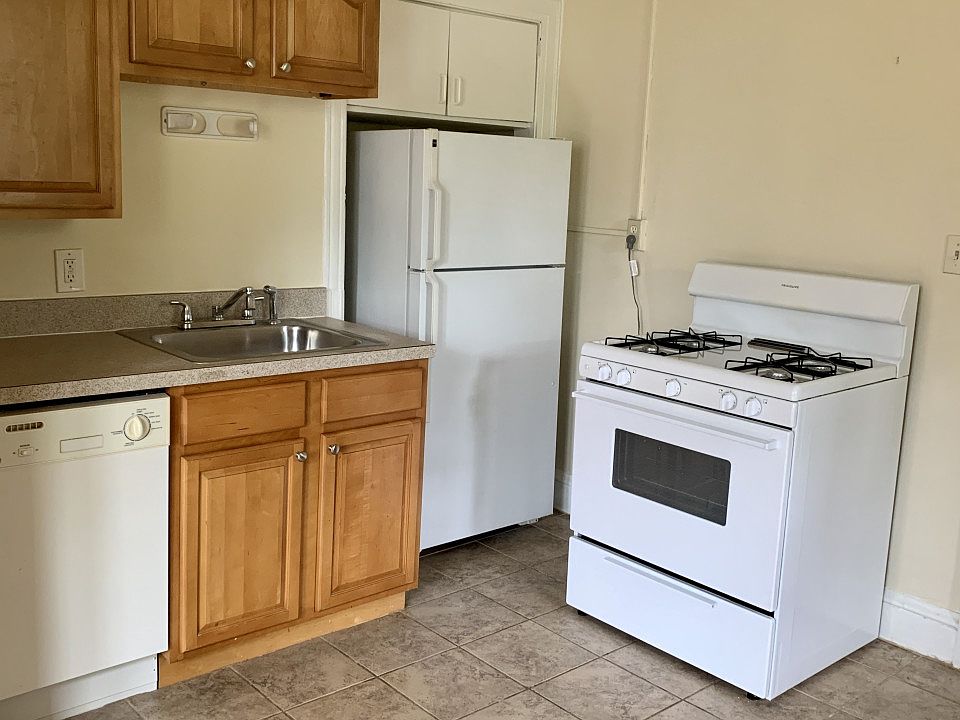 2nd image of 839 Farmington Ave APT C3