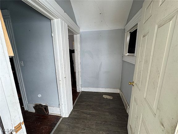2nd image of 11015 La Rose Ave