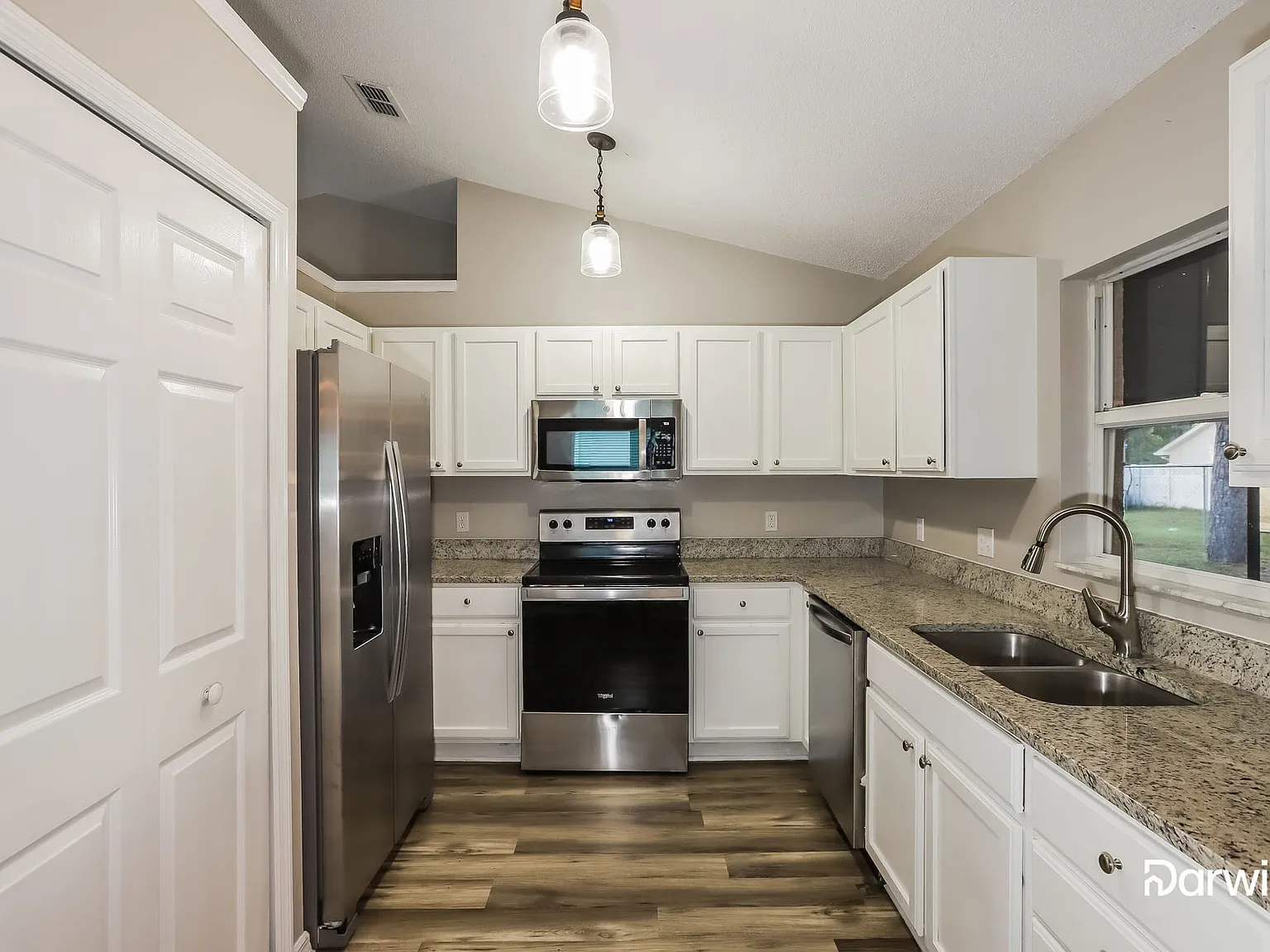 3 bed, 2.0 bath, 1555 sqft, $2,099 — Photo 4