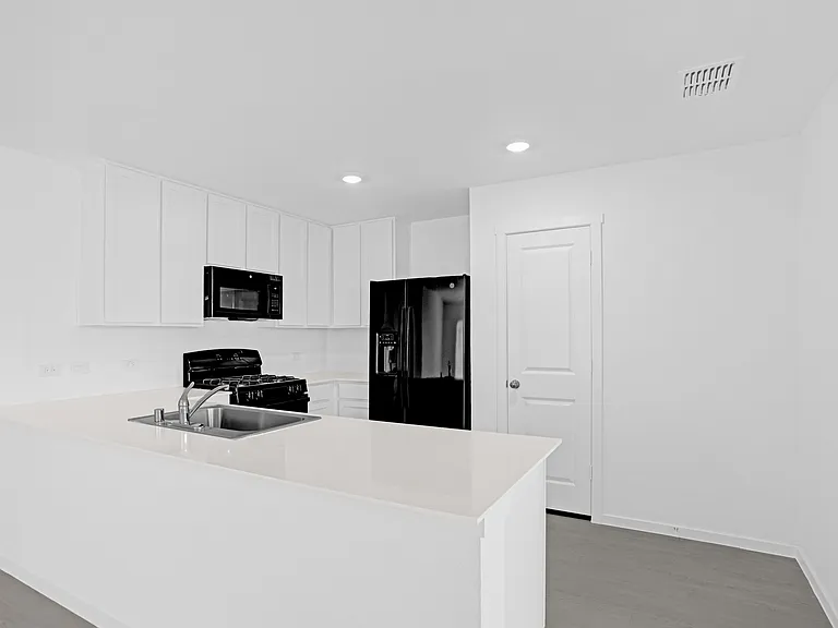 819 Pawpaw Dr — Photo 2