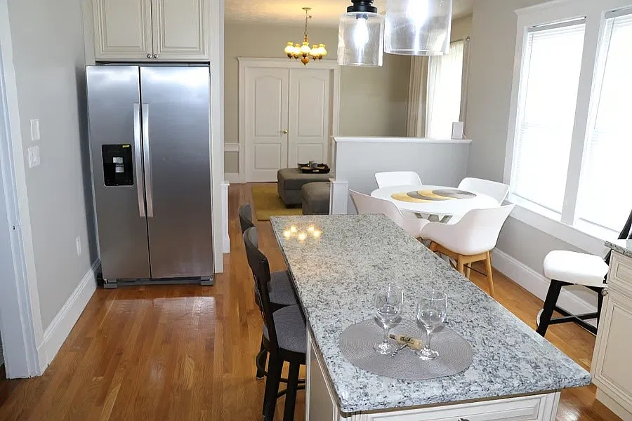 5 bed, 3000 sqft, $6,000 — Photo 1