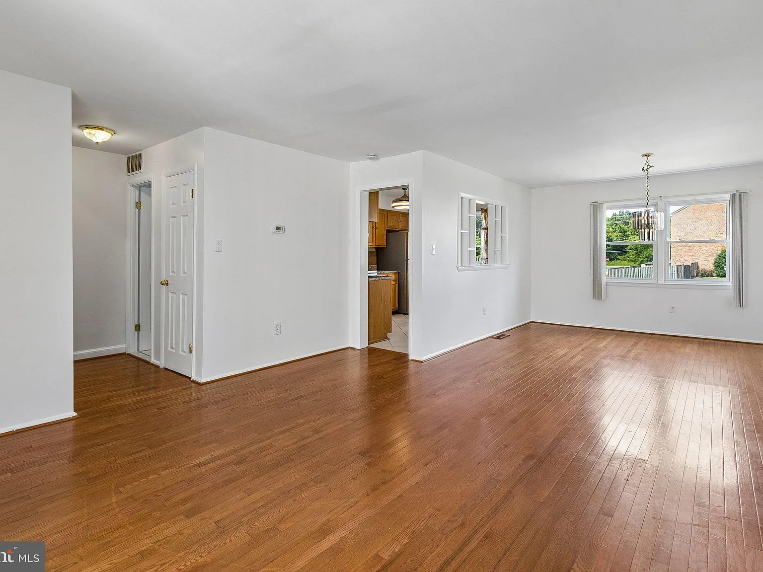 3 bed, 4.0 bath, 1364 sqft, $2,500 — Photo 3