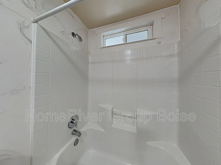 106 N Homedale Ave — Photo 10