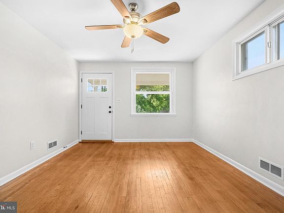 4th image of 3016 5th Ave