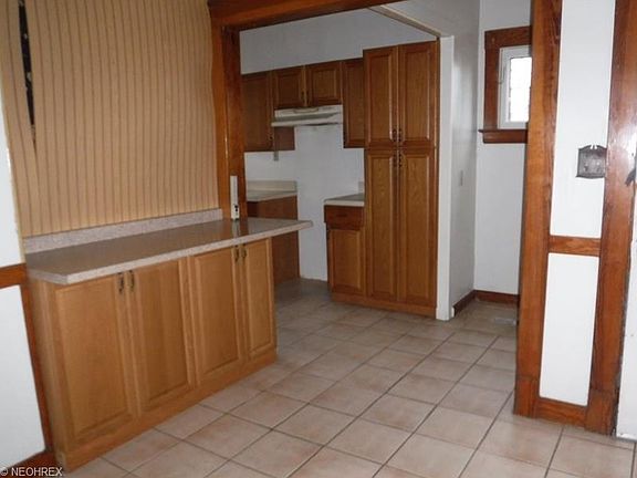 3rd image of 3948 Carlyle Ave