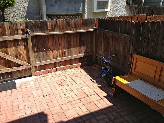 Enclosed Patio/BBQ Area