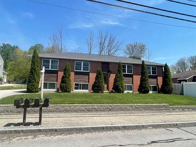 2 bed, 1.0 bath, 740 sqft, $1,950 — Photo 1