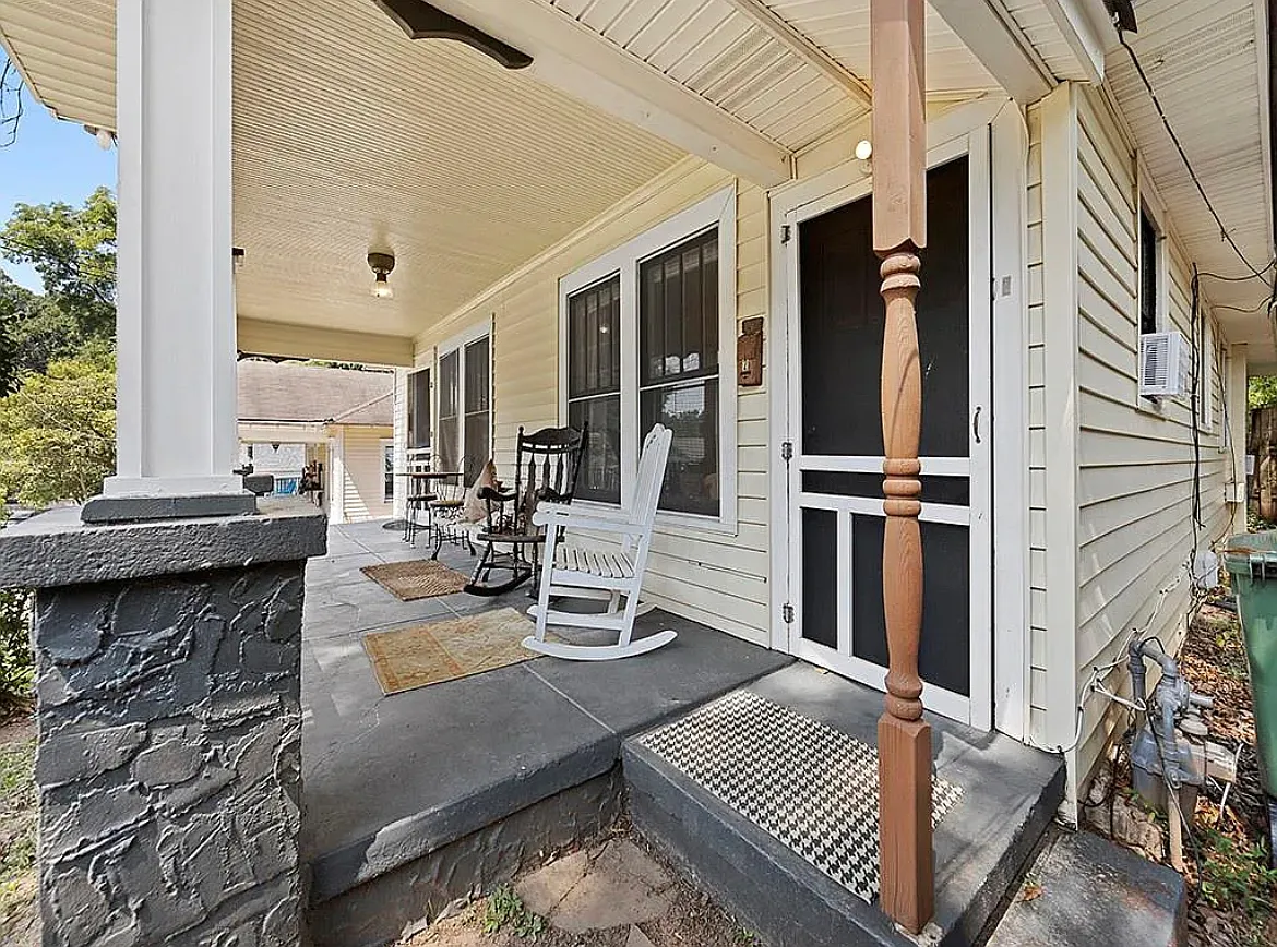 Rocking chair front porch - 450 Robinson Ave SE #2