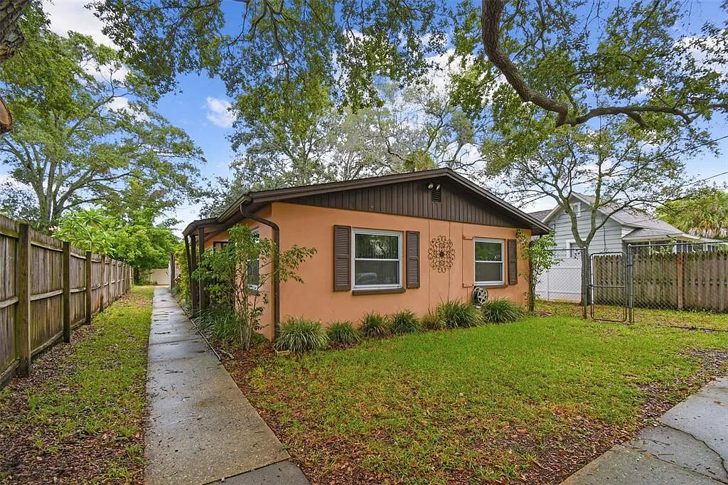 2 bed, 1.0 bath, 858 sqft, $1,800 — Photo 2