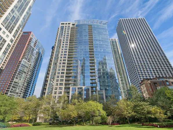 201 N Westshore Dr APT 2804, Chicago, IL 60601