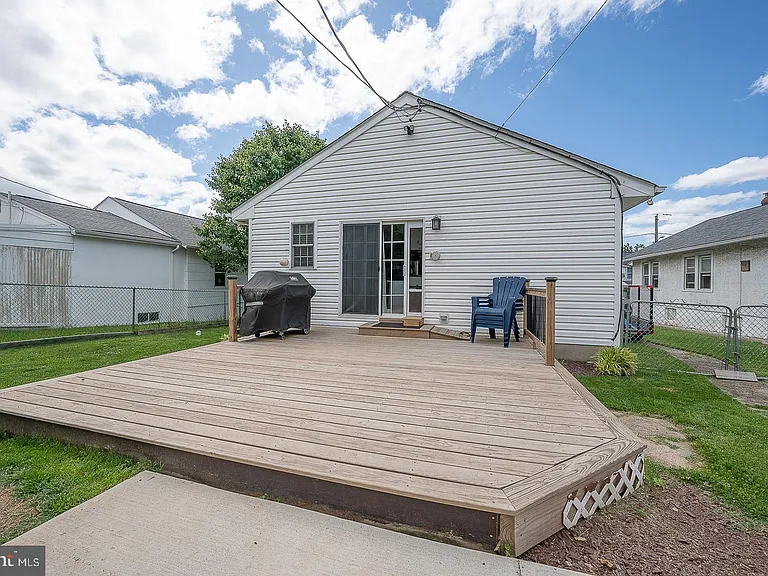 586 Summit St — Photo 42